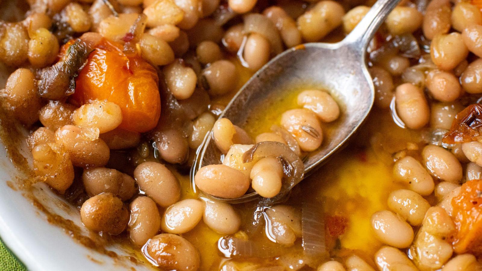 Season-bridging baked beans with cherry tomatoes