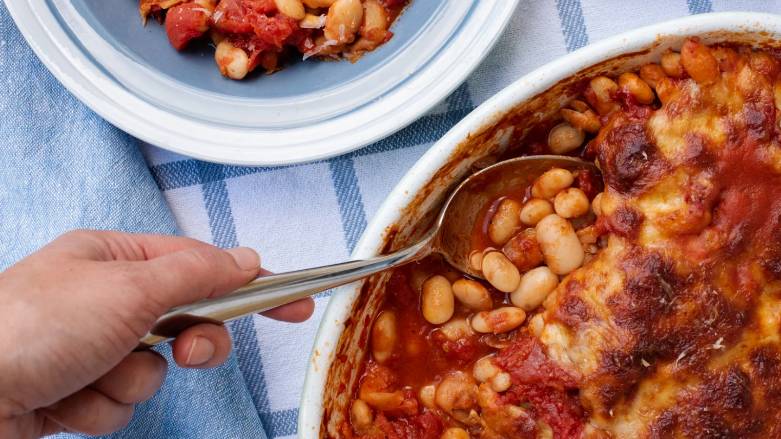 Cheesy baked beans in tomato sauce