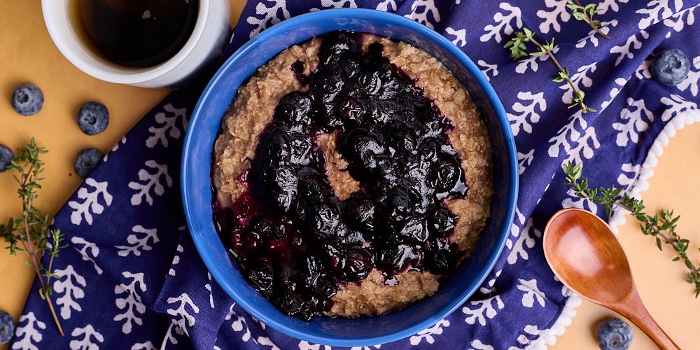 CINNAMON OATMEAL WITH BLUEBERRY THYME COMPOTE