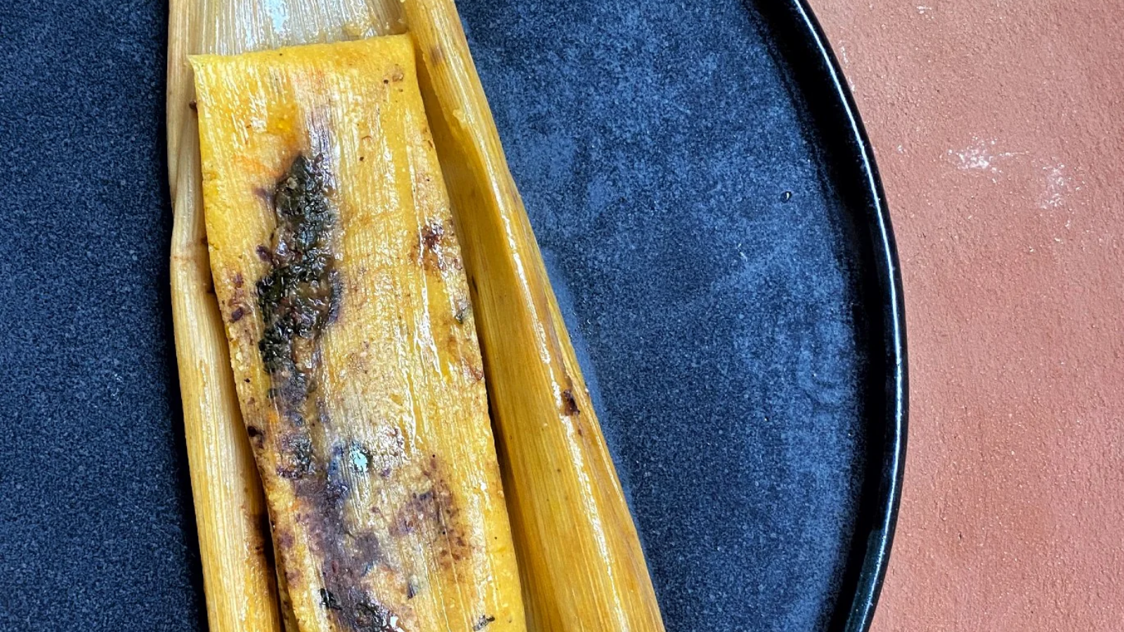 Tamales de frijol, calabaza, y epazote